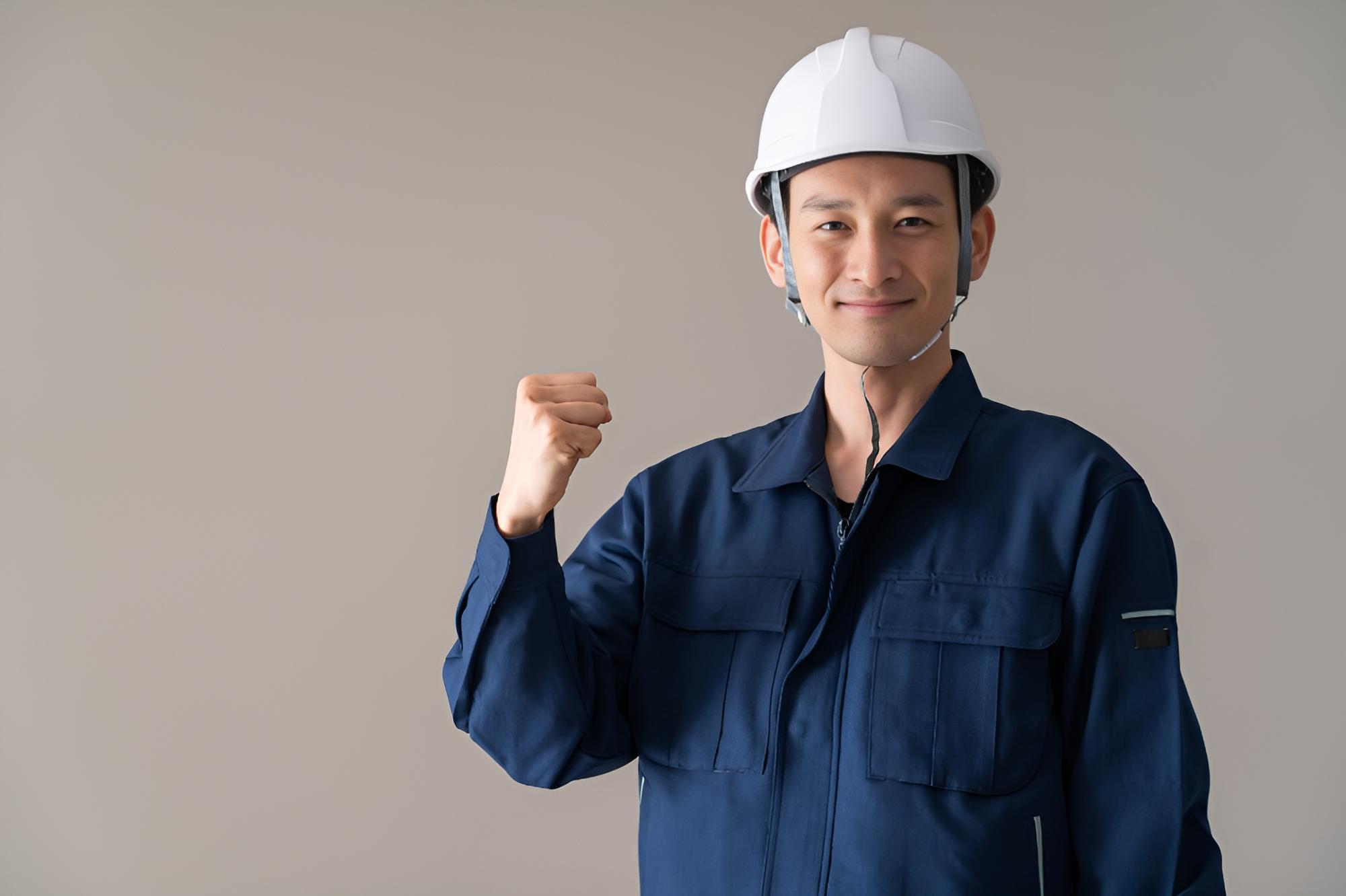 ポーズを決める作業服の男性